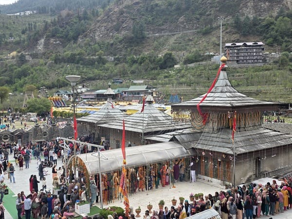 अष्टमी के दिन हाटकोटी मंदिर में दर्शन के लिए उमड़ी श्रदालुओं की भीड़