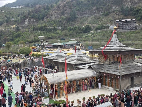 अष्टमी के दिन हाटकोटी मंदिर में दर्शन के लिए उमड़ी श्रदालुओं की भीड़