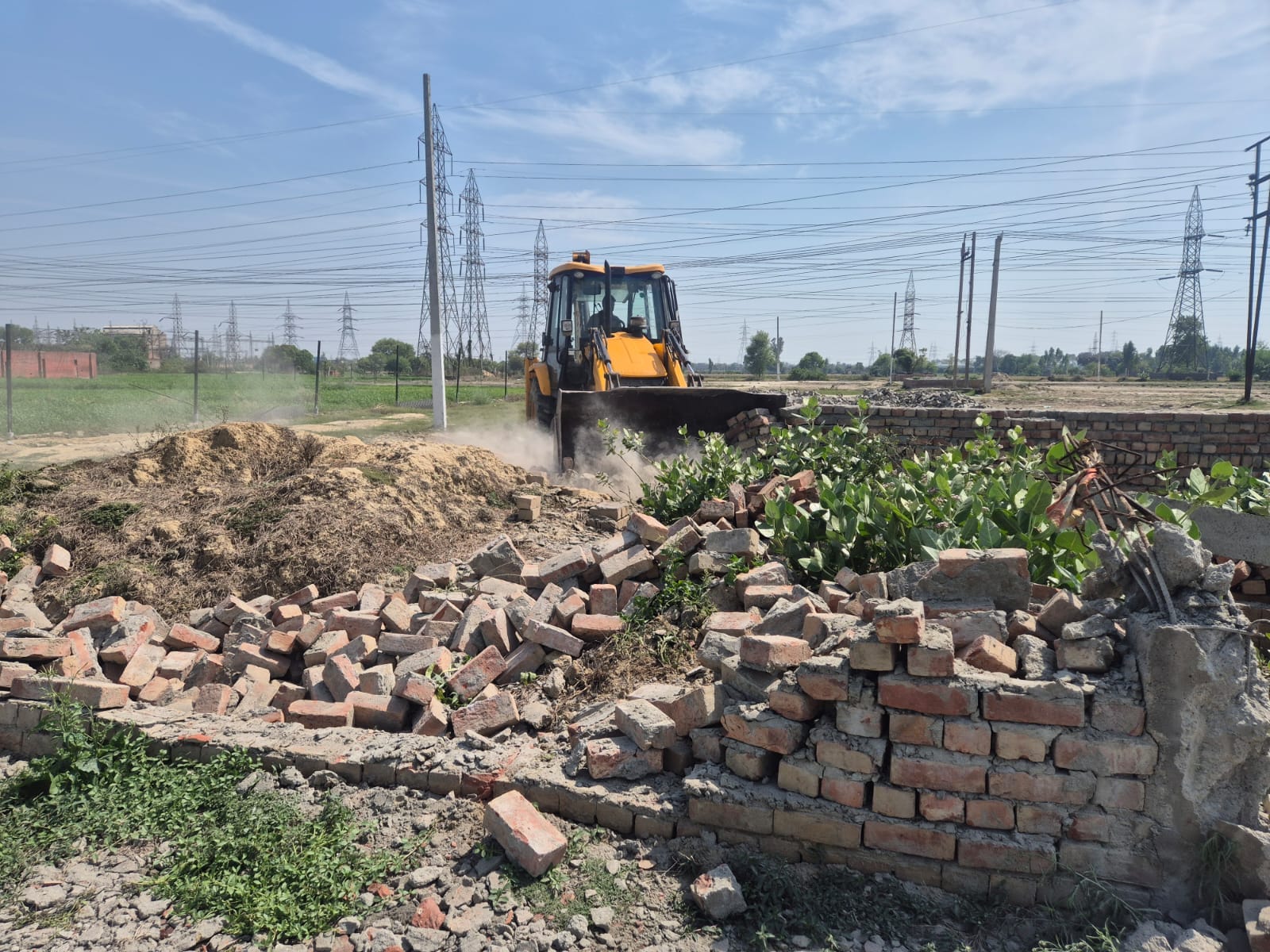 अवैध कॉलोनी पर कार्रवाई करते टीम। स्रोत : विभाग अवैध कॉलोनी पर कार्रवाई करते टीम। स्रोत : विभाग