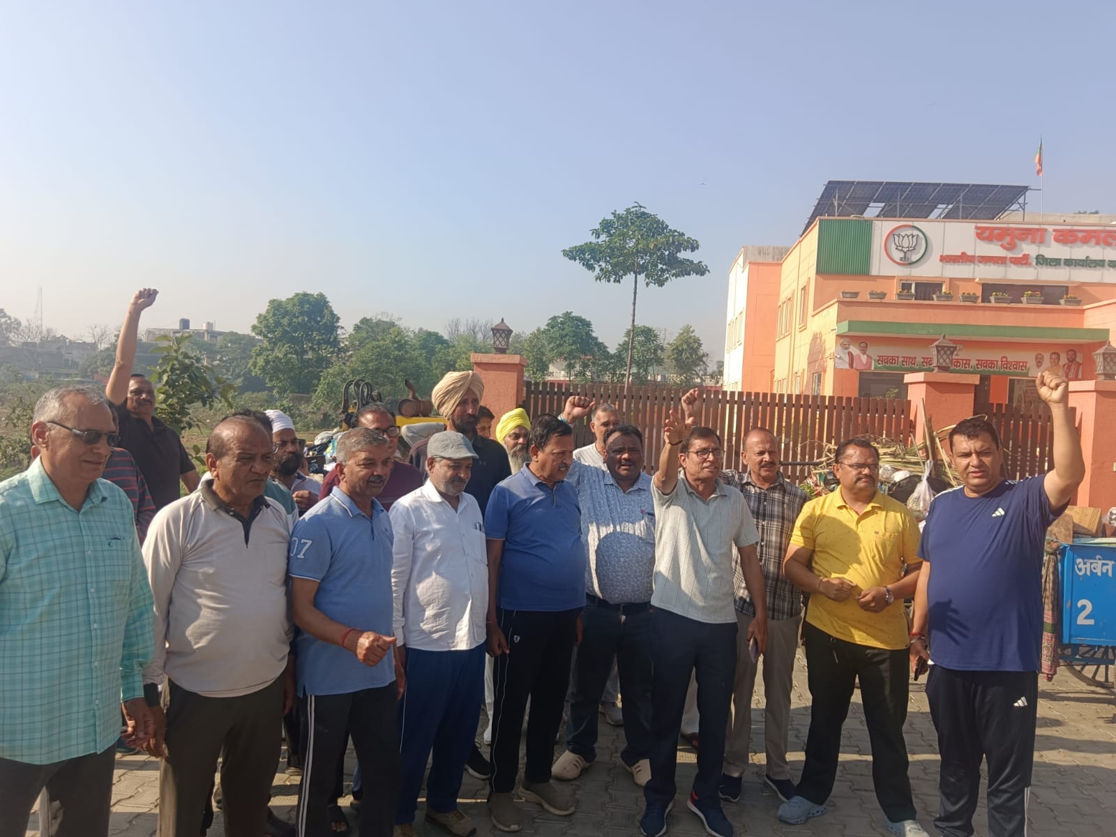 भाजपा जिला कार्यालय गेट के सामने खड़ी कचरे से भरी रेहड़ियां। संवाद भाजपा जिला कार्यालय गेट के सामने खड़ी कचरे से भरी रेहड़ियां। संवाद