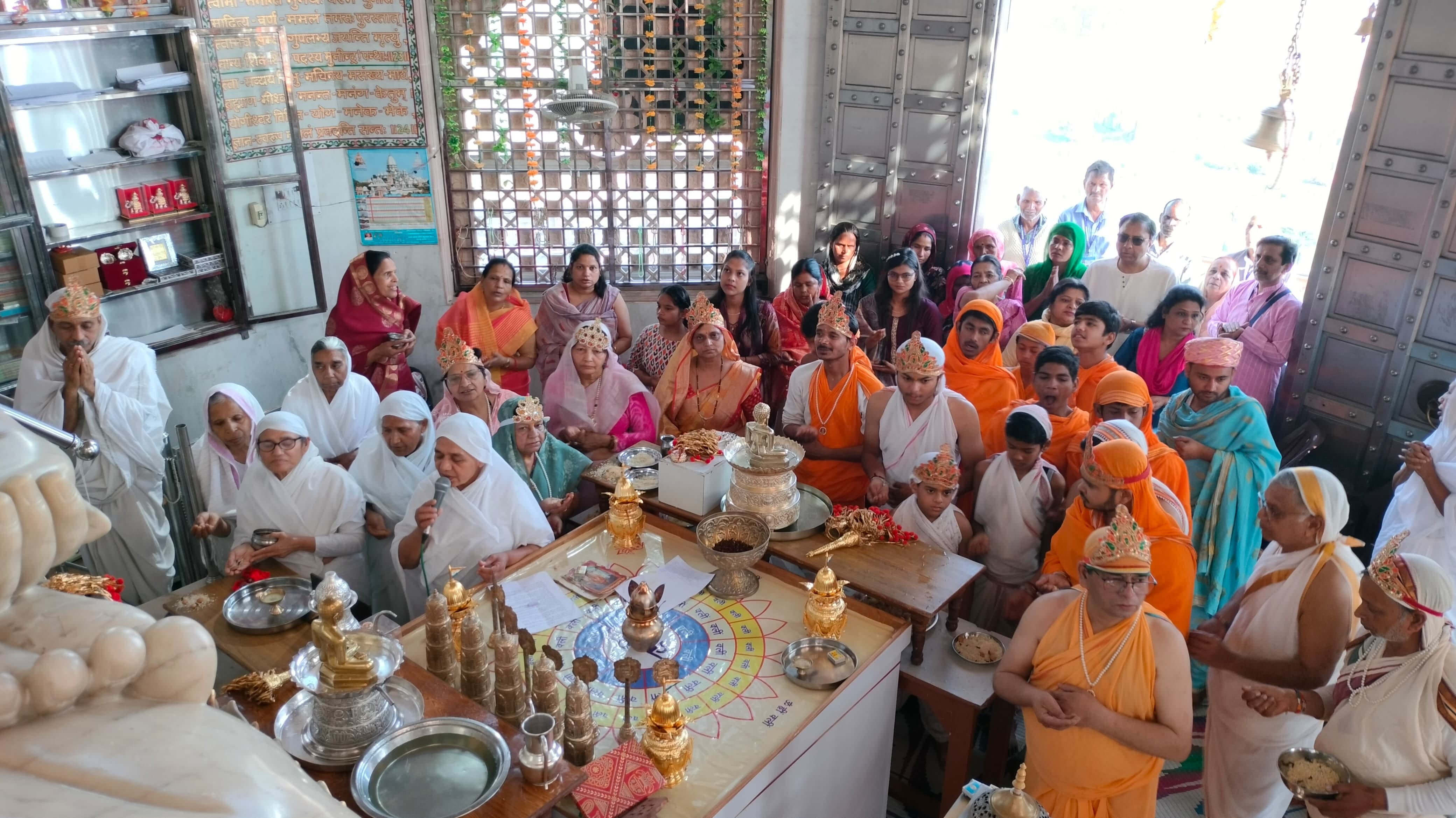 भक्तांबर विधान पाठ में पूजा अर्चना करते श्रद्धालु स्रोत संवाद भक्तांबर विधान पाठ में पूजा अर्चना करते श्रद्धालु स्रोत संवाद