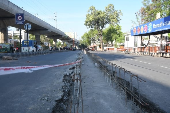 बनाया जा रहा डिवाइडर।