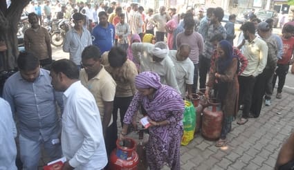 बेटी की शादी के लिए जिला पूर्ति अधिकारी से सिलिंडर की गुहार लगाती महिला। संवाद