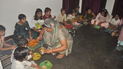 चंडी मंदिर में माता के दर्शन करने के लिए लगी श्रद्धालुओं की लाइन। संवाद