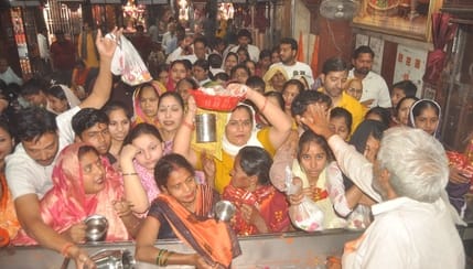 चंडी मंदिर में माता के दर्शन करने के लिए लगी श्रद्धालुओं की लाइन। संवाद