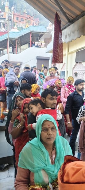 चामुंडा माता मंदिर में दर्शनों के लिए लगी लाइन