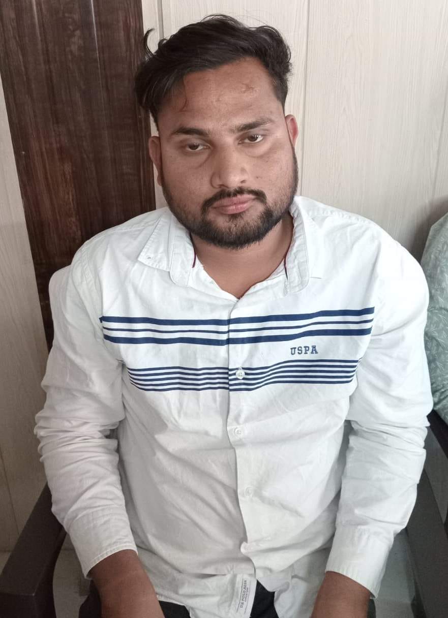 एंटी करप्शन की ओर से गिरफ्तार आरोपी चंद्रेश यादव रोजगार सेवक। एंटी करप्शन की ओर से गिरफ्तार आरोपी चंद्रेश यादव रोजगार सेवक।