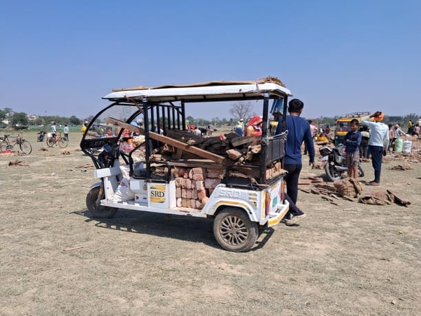 फाफामऊ बेला कछार में आलू एवं सरिया की लूट करते गांव के लोग फाफामऊ बेला कछार में आलू एवं सरिया की लूट करते गांव के लोग