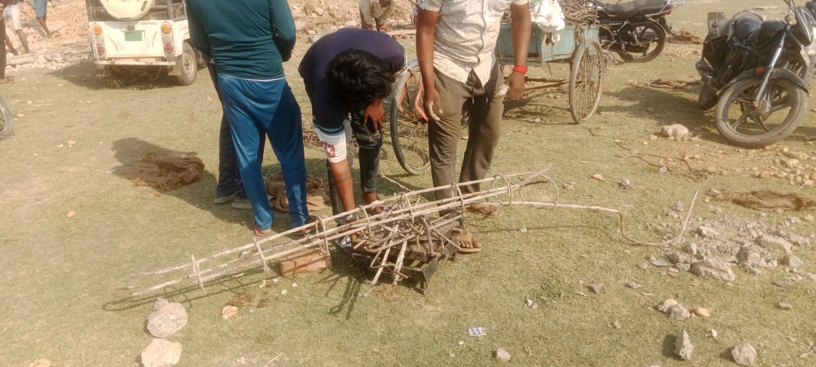 फाफामऊ बेला कछार में आलू एवं सरिया की लूट करते गांव के लोग फाफामऊ बेला कछार में आलू एवं सरिया की लूट करते गांव के लोग