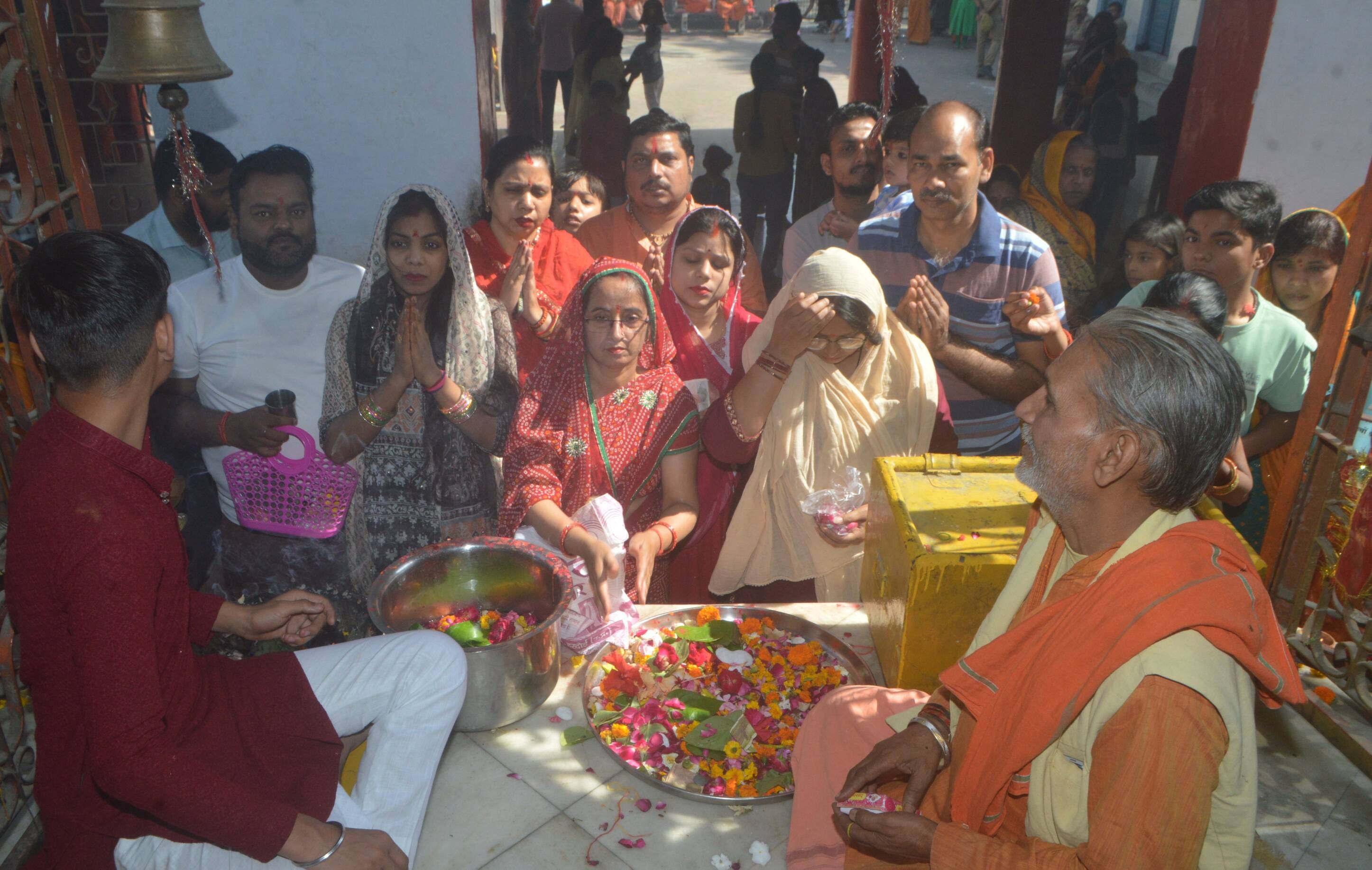 फोटो-01- श्रवण देवी मंदिर में अष्टमी पर्व पर सजी माता रानी की मूर्ति। संवाद फोटो-01- श्रवण देवी मंदिर में अष्टमी पर्व पर सजी माता रानी की मूर्ति। संवाद