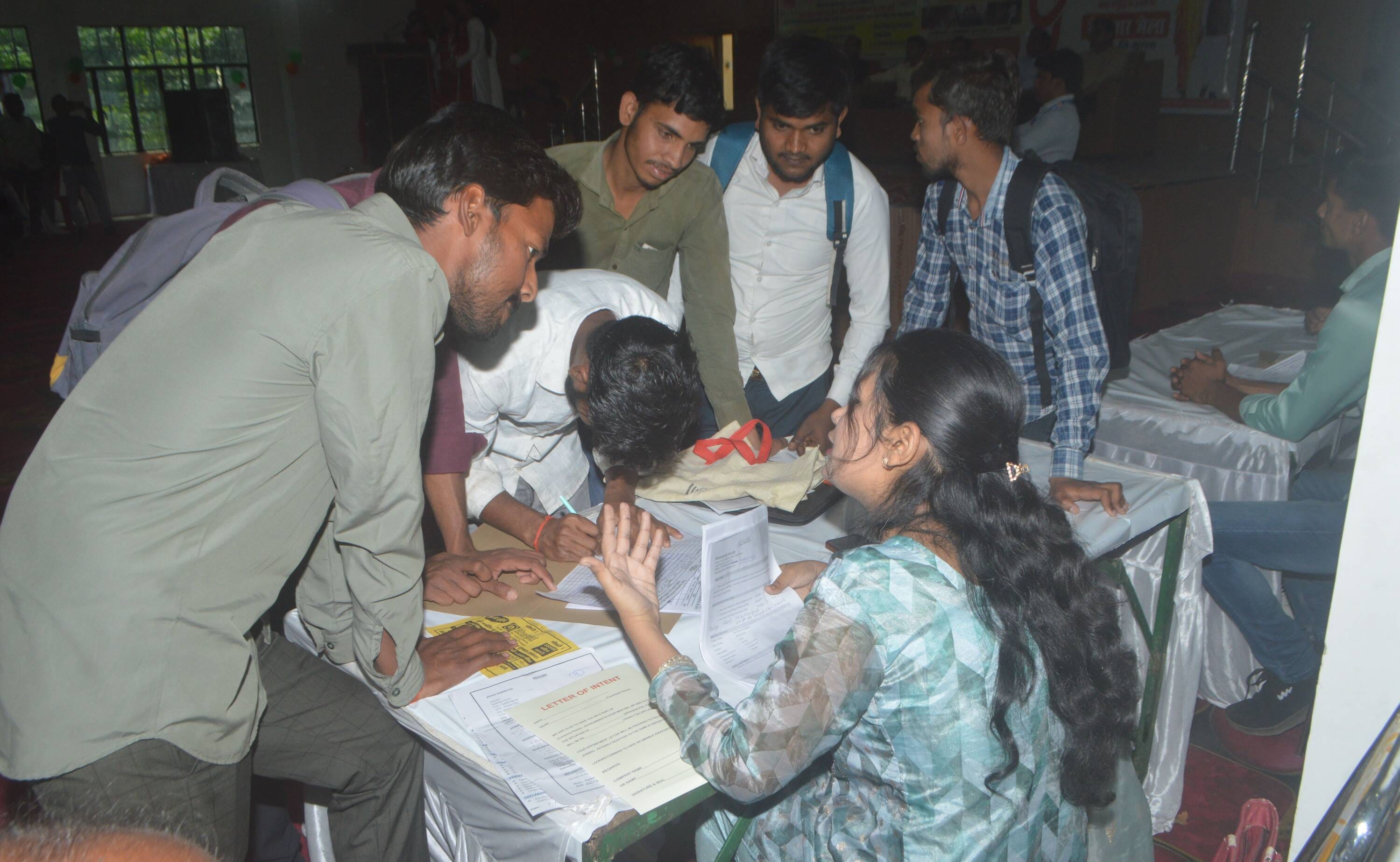 फोटो-12- गांधी भवन में श्रम विभाग के लगे शिविर में लगी लोगों की भीड़। संवाद फोटो-12- गांधी भवन में श्रम विभाग के लगे शिविर में लगी लोगों की भीड़। संवाद