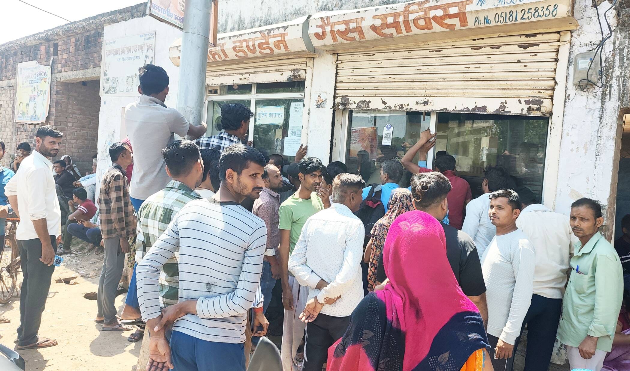 फोटो-17-गैस पर्ची लेने के लिए एजेंसी में लगी भीड़। संवाद