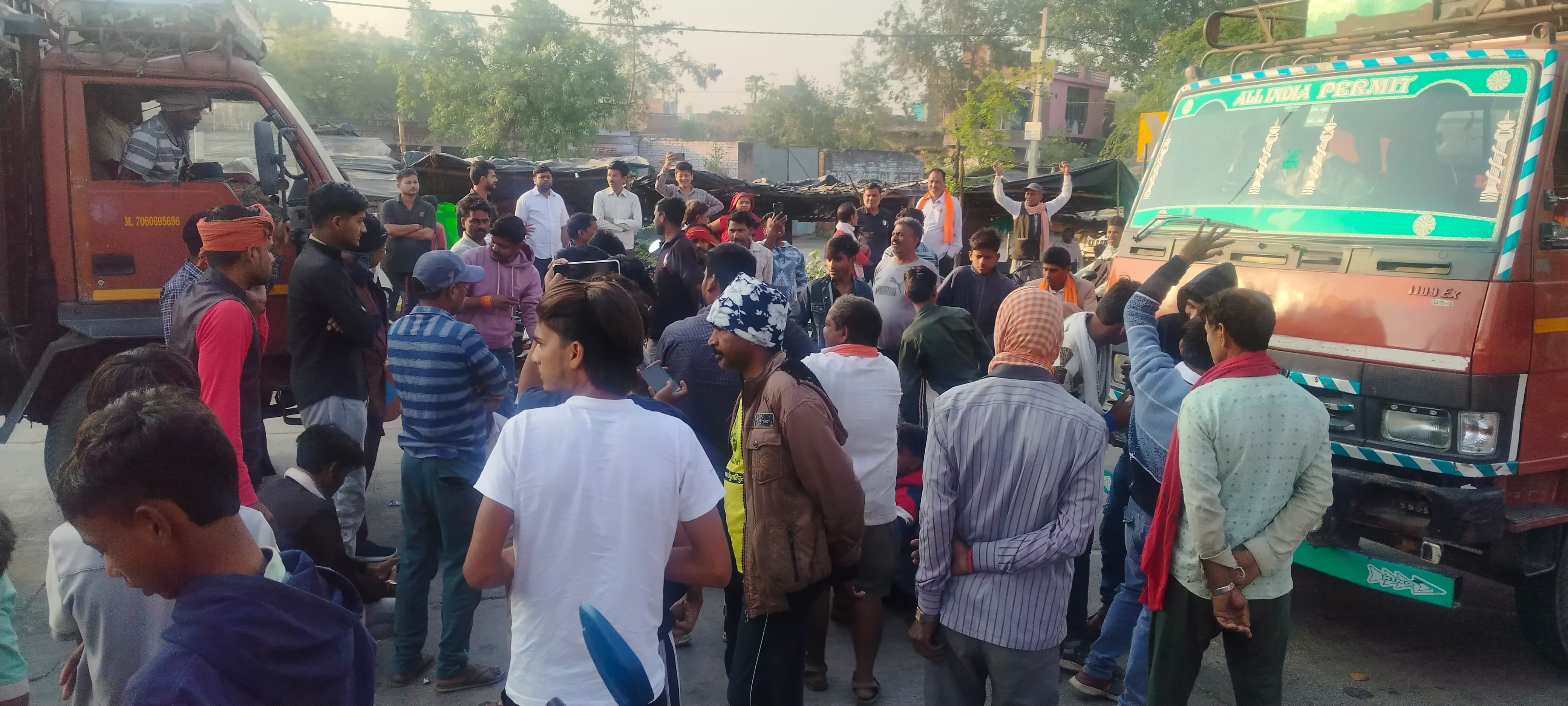 फोटो-24- गैस एजेंसी के सामने लगी उपभोक्ताओं की भीड़। स्रोत: पाठक