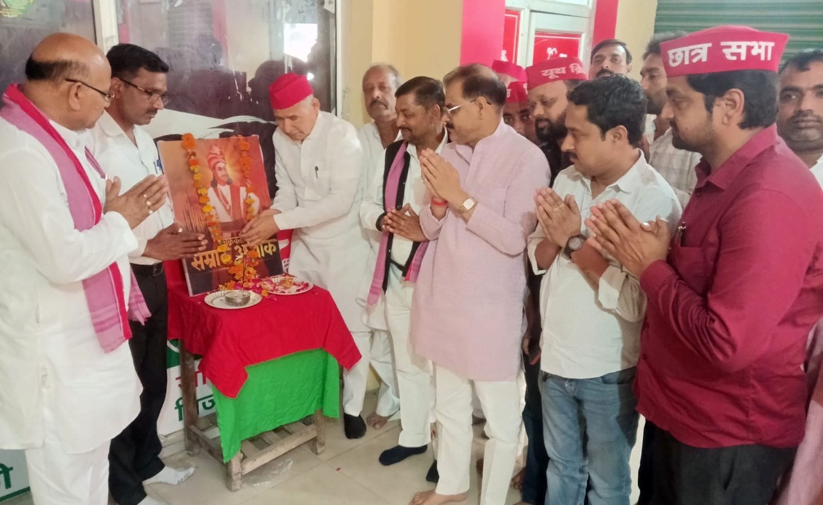 फोटो-25-भाजपा कार्यालय में सम्राट अशोक के चित्र पर पुष्पांजलि अर्पित करते जिलाध्यक्ष अजीत सिंह फोटो-25-भाजपा कार्यालय में सम्राट अशोक के चित्र पर पुष्पांजलि अर्पित करते जिलाध्यक्ष अजीत सिंह