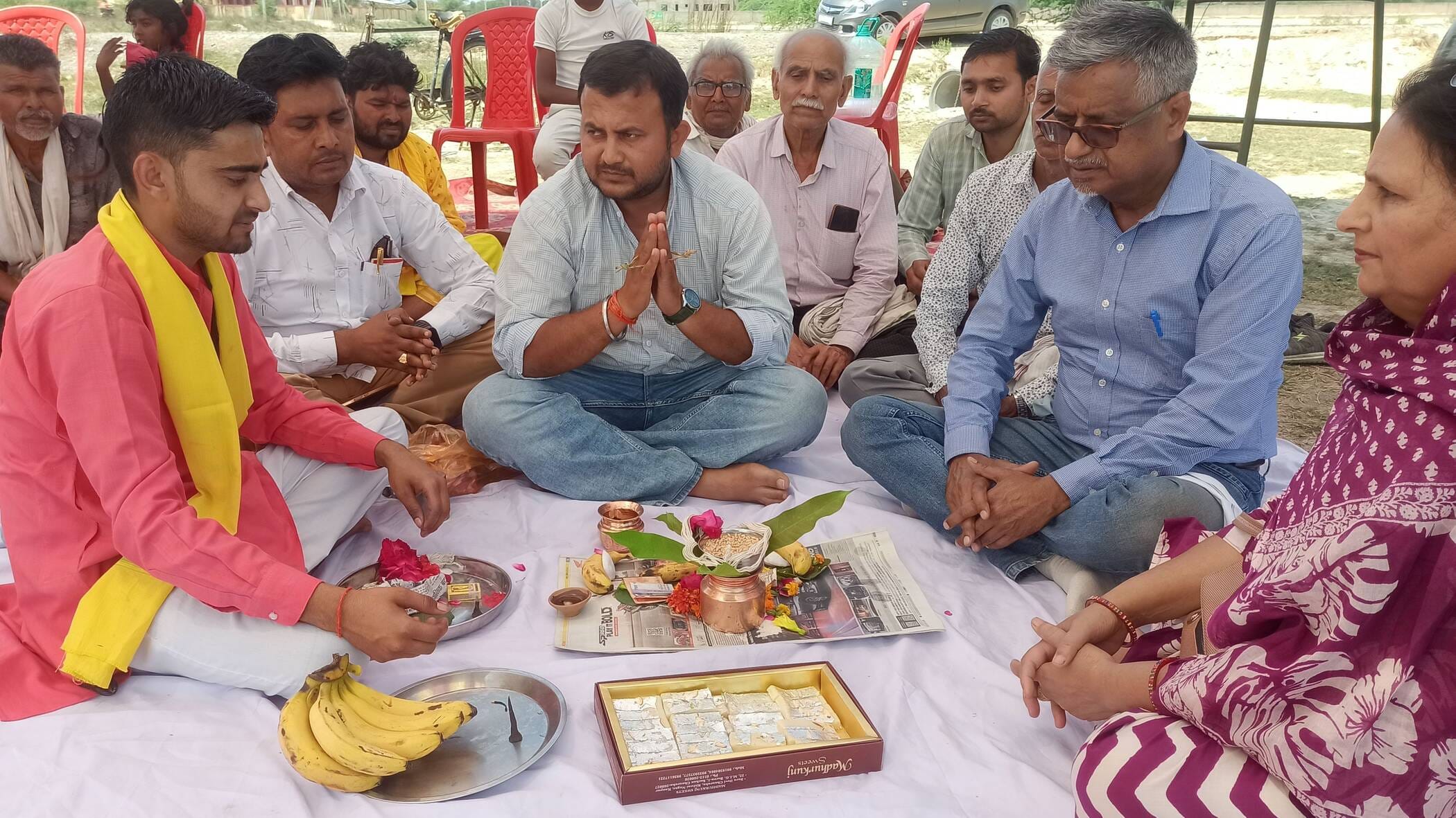 फोटो-25-भूमि पूजन करते निदेशक। संवाद