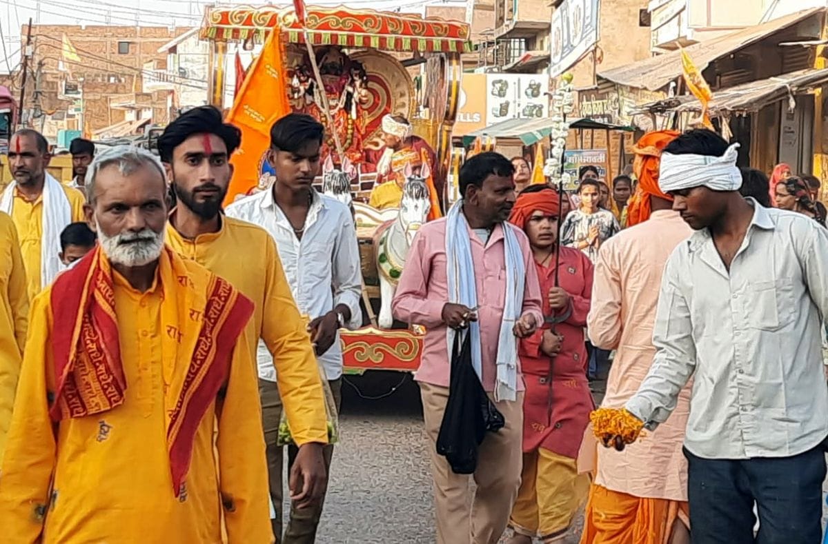 फोटो 25 एमएएचपी 01 परिचय-मां बड़ी चंद्रिका मंदिर में पूजा-अर्चना करते भक्त। संवाद फोटो 25 एमएएचपी 01 परिचय-मां बड़ी चंद्रिका मंदिर में पूजा-अर्चना करते भक्त। संवाद