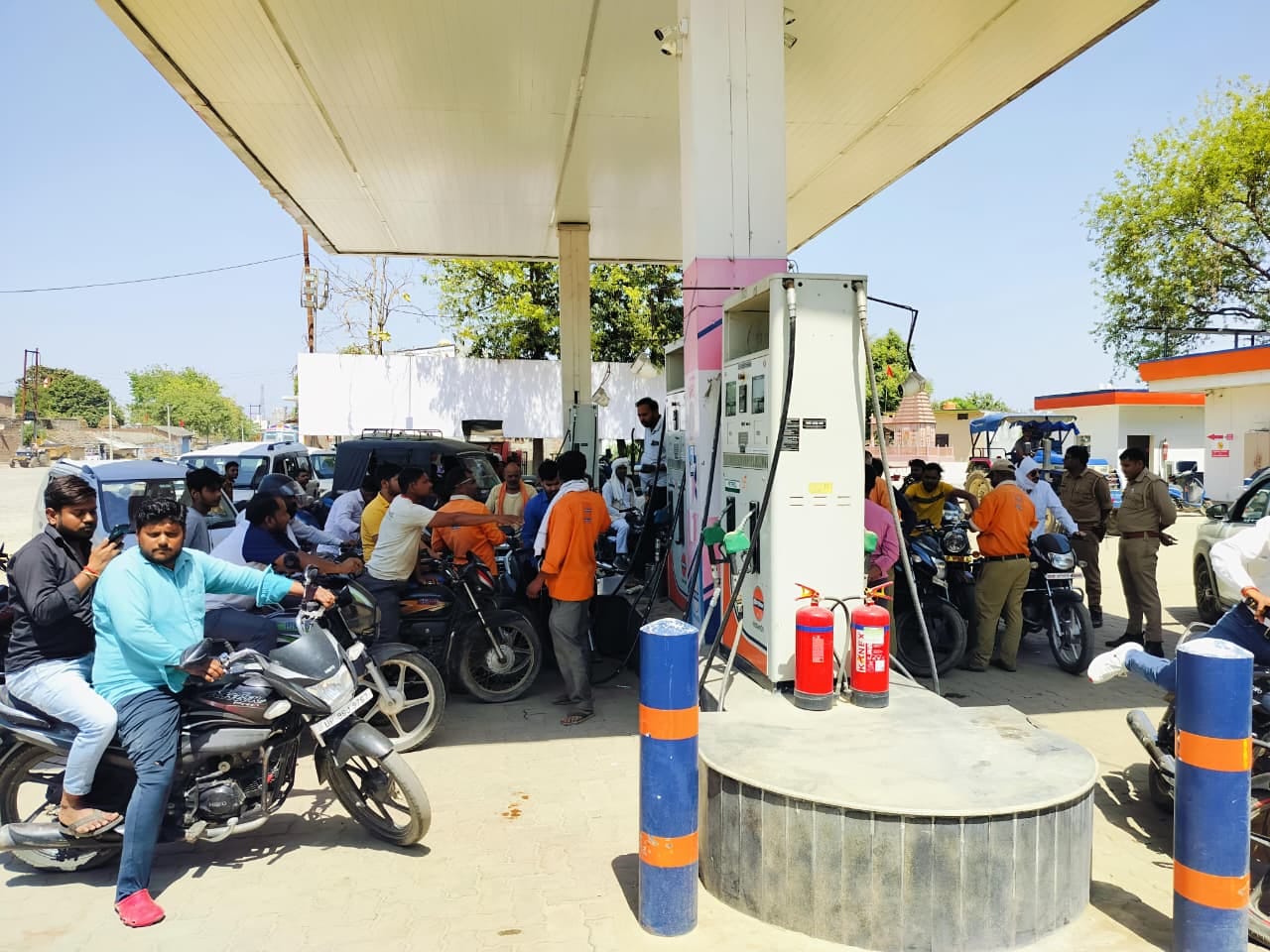 फोटो- 26 सीकेटीपी 23 स्टेशन रोड स्थित पेट्रोल पंप से बिना पेट्रोल डलवाए लौटते ग्राहक। संवाद