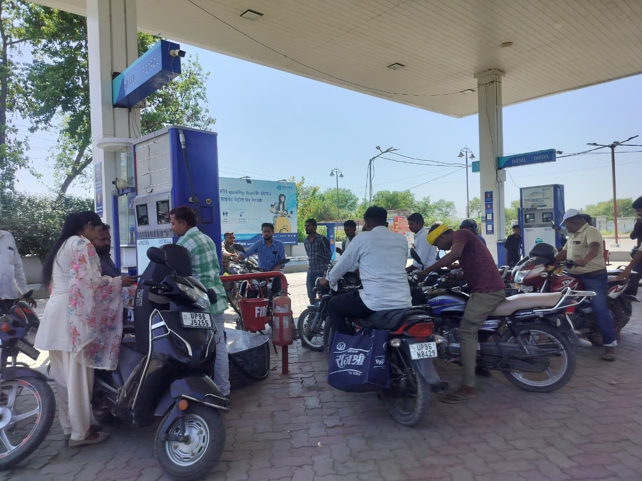 फोटो- 26 सीकेटीपी 23 स्टेशन रोड स्थित पेट्रोल पंप से बिना पेट्रोल डलवाए लौटते ग्राहक। संवाद