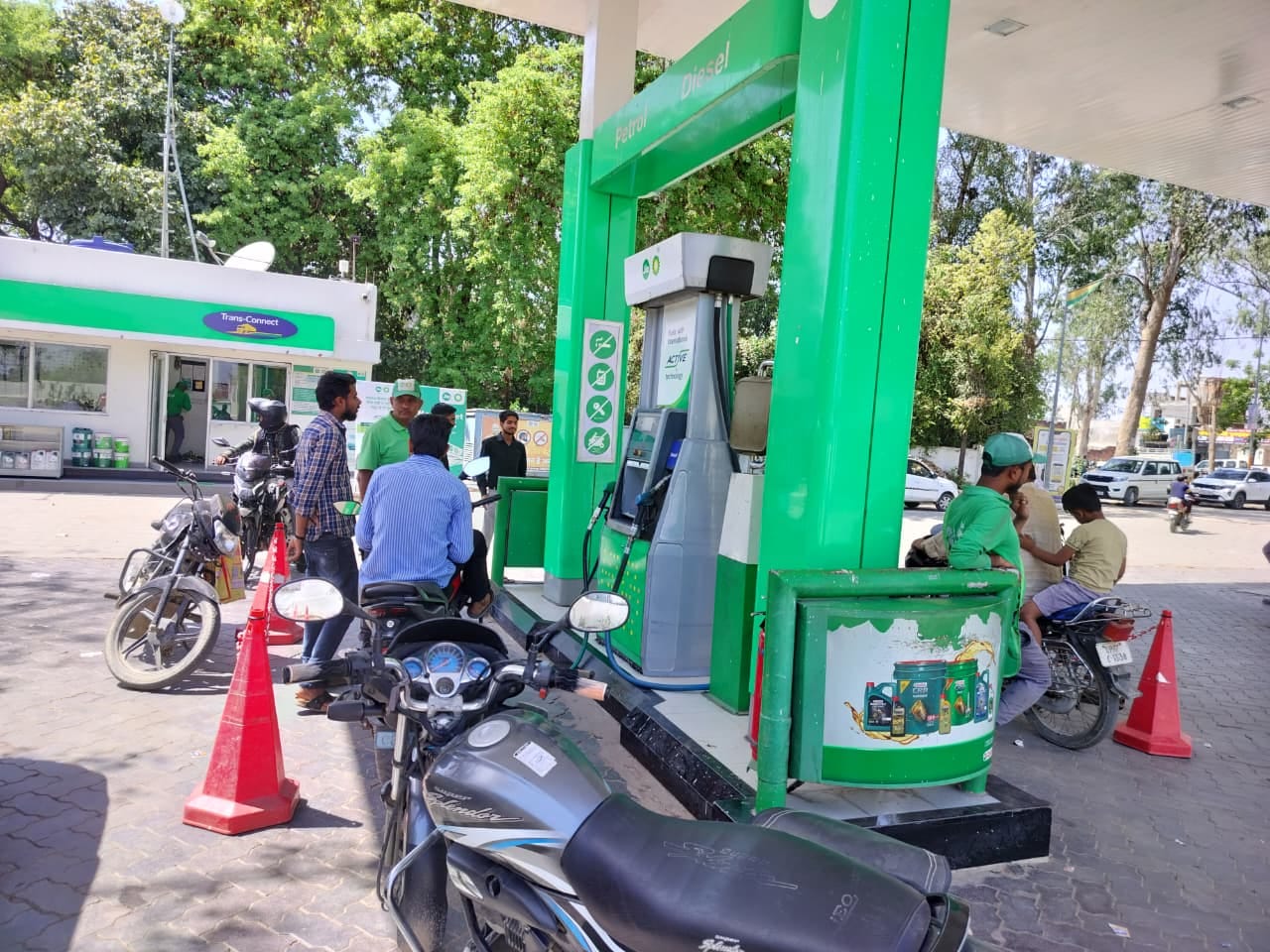 फोटो- 26 सीकेटीपी 23 स्टेशन रोड स्थित पेट्रोल पंप से बिना पेट्रोल डलवाए लौटते ग्राहक। संवाद