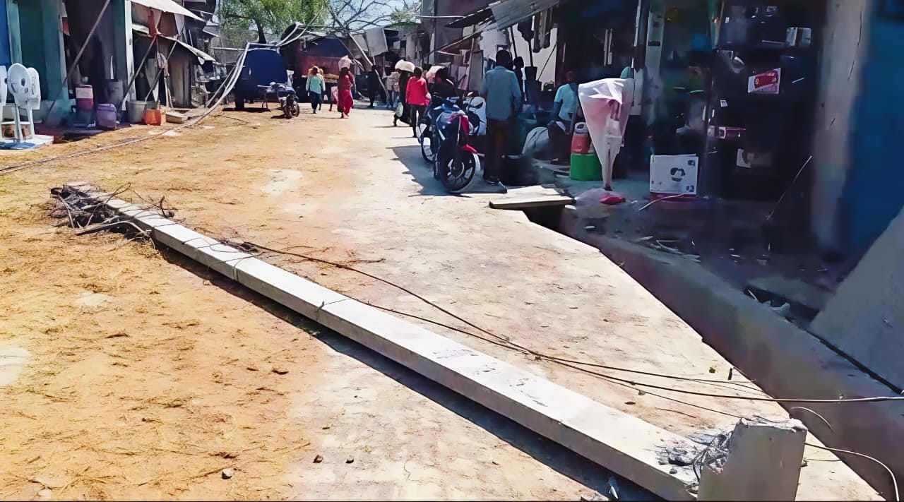 फोटो-26सीकेटीपी 15 सुभाष नगर में बिजली के तारों में फंसा ट्रक व क्षतिग्रस्त विद्युत पोल। संवाद