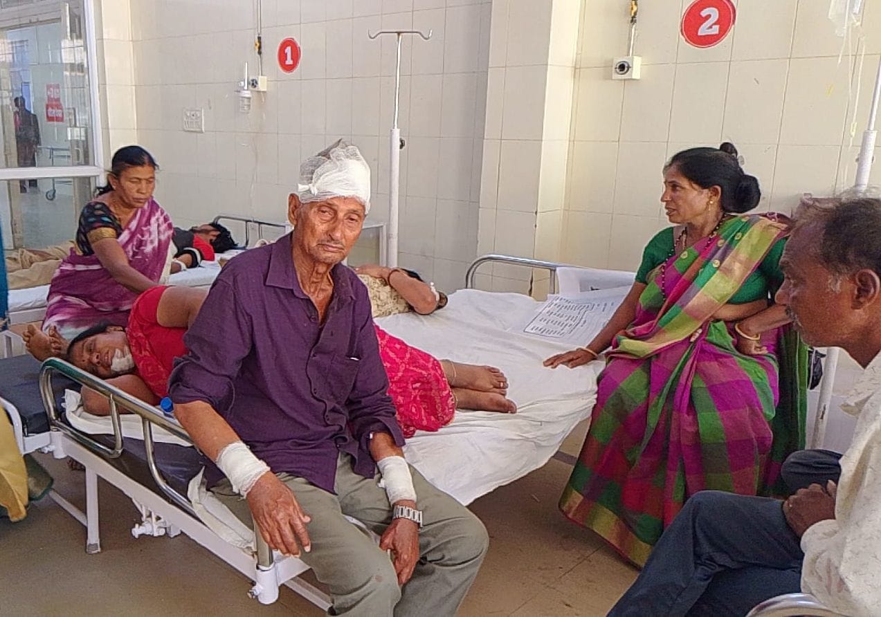 फोटो-5- एक्सप्रेसवे पर हसनगंज के तालासरांय गांव के पास पलटी मिनी बस को ले जाती क्रेन। संवाद