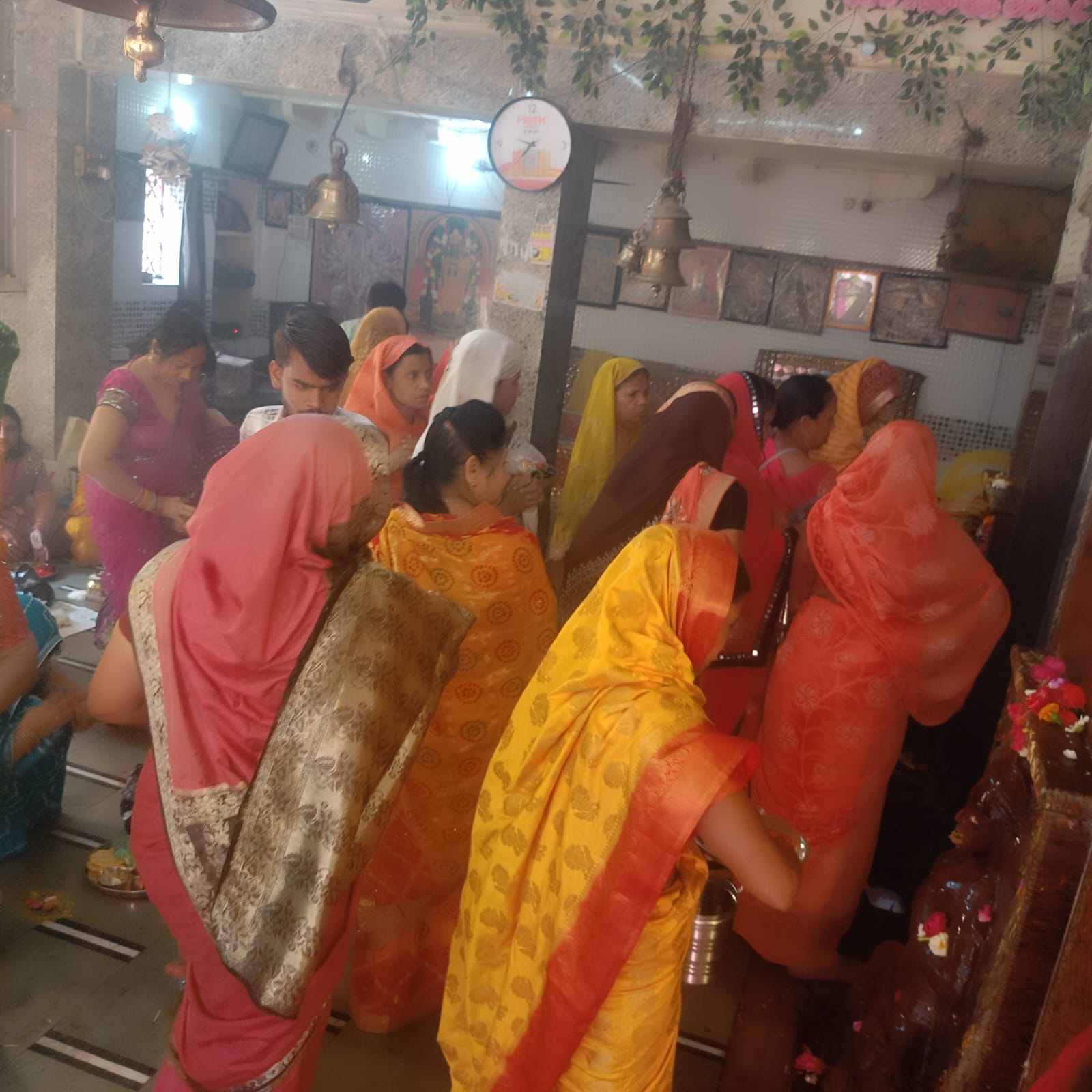 फोटा न- 26सीकेटीपी 28 शंकर बाजार स्थित मंदिर में मां का पूजन करती महिला। संवाद