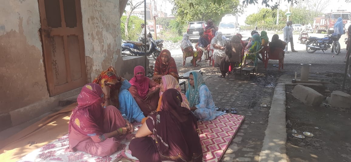 फोटो : सोनीपत के गांव असावरपुर में ग्रामीणों को समर्थन देने पहुंचे राजनीतिक दलों के नेता। संवाद