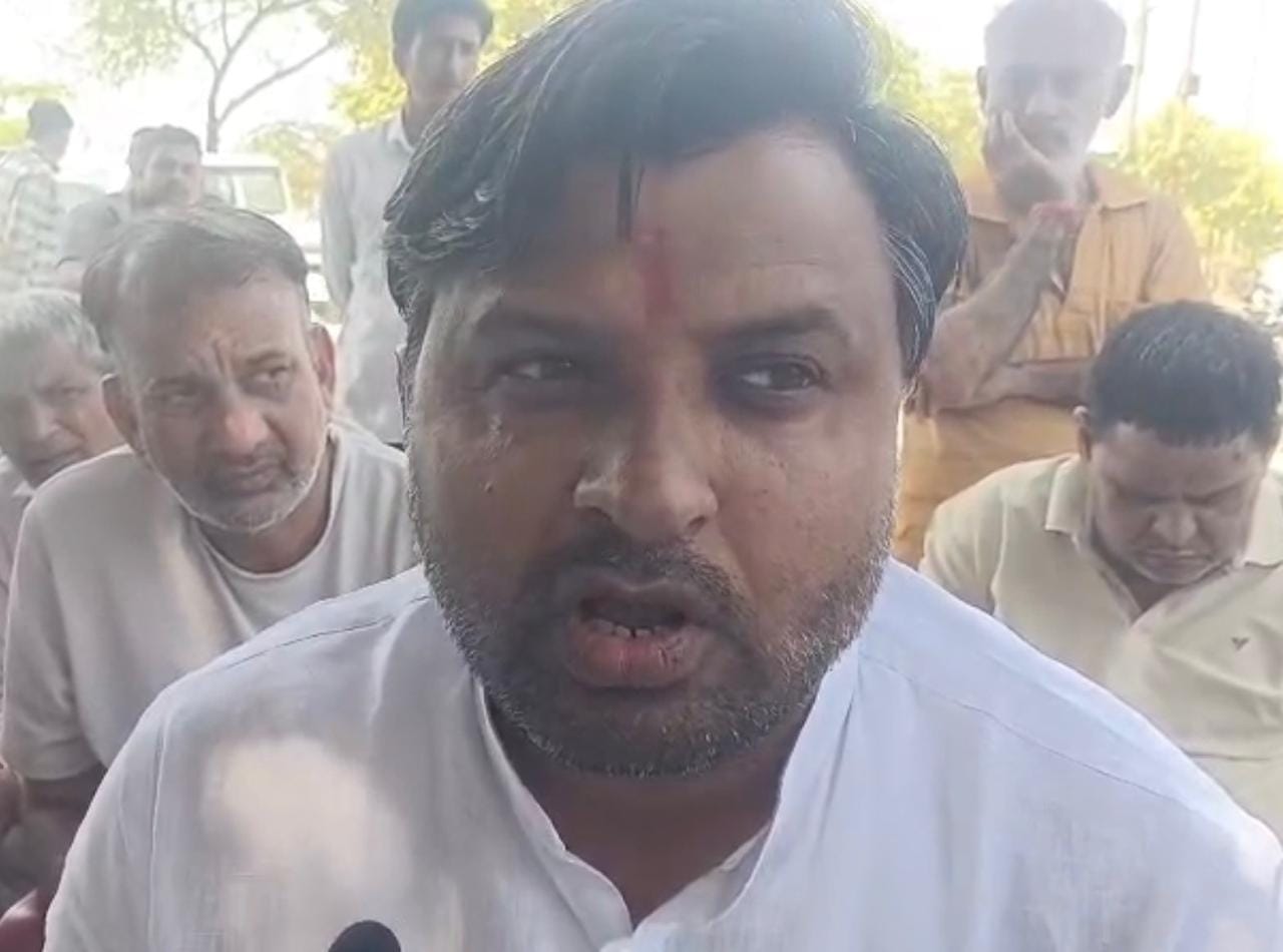 फोटो : सोनीपत के गांव असावरपुर में ग्रामीणों को समर्थन देने पहुंचे राजनीतिक दलों के नेता। संवाद