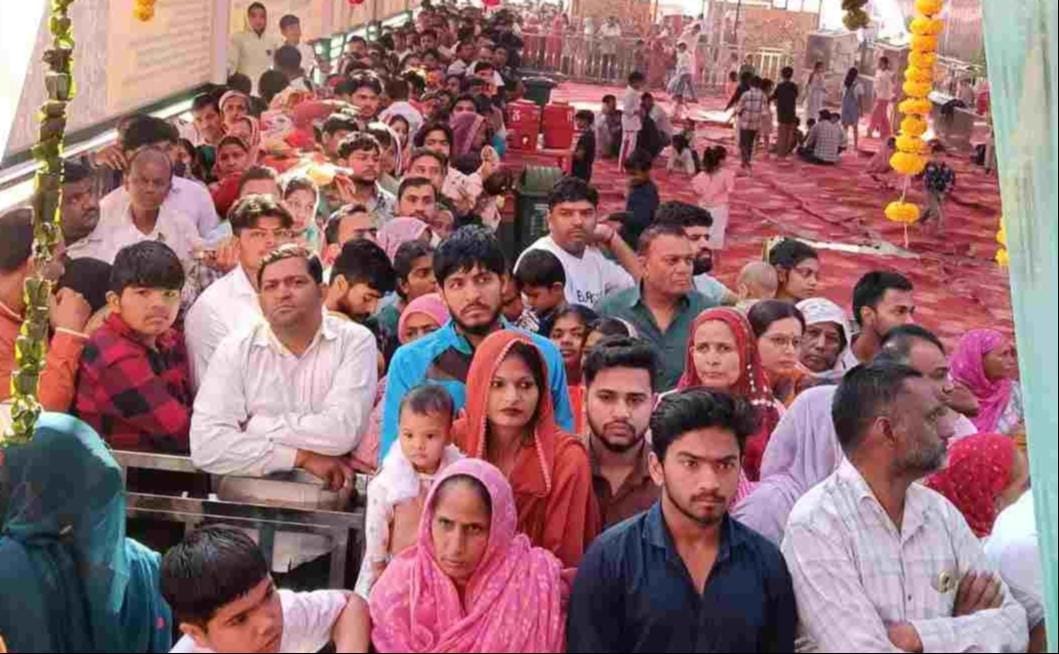 फोटो : सोनीपत के गांव चिटाना स्थित प्राचीन मंदिर में माता के दर्शन करते श्रद्धालु। स्रोत: समि फोटो : सोनीपत के गांव चिटाना स्थित प्राचीन मंदिर में माता के दर्शन करते श्रद्धालु। स्रोत: समि