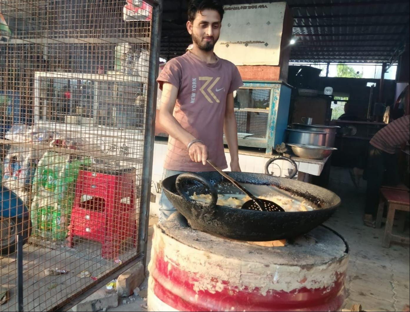  गिलौला विकासखंड के तुलसीपुर स्थिति अजय भारत गैस एजेंसी पर सिलिंडर खत्म होने से पसरा सन्नाटा।