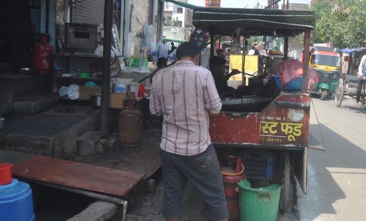 गैस सिलिंडर की बुकिंग कराने के लिए खिड़की पर लगी लोगों की भीड़। संवाद