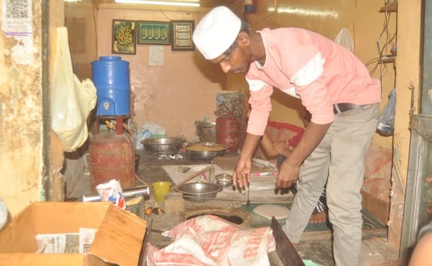 गैस सिलिंडर की बुकिंग कराने के लिए खिड़की पर लगी लोगों की भीड़। संवाद