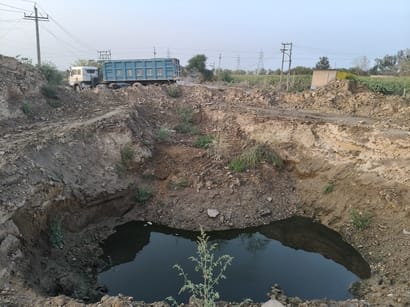 हादसे के सड़क पर बाद पलटा ट्राॅला।  संवाद