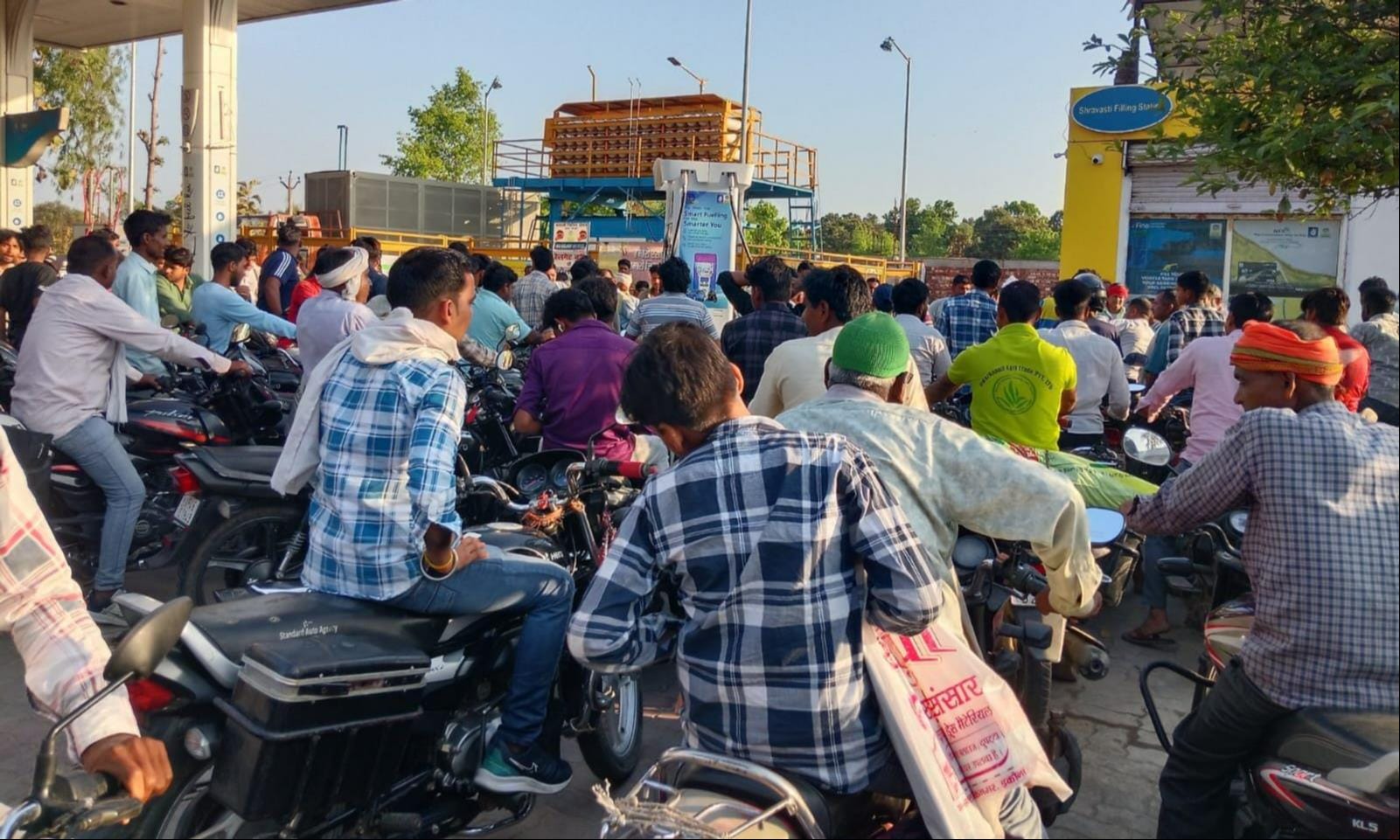 इकौना में पेट्रोल पंप पर लगी भीड़ इकौना में पेट्रोल पंप पर लगी भीड़