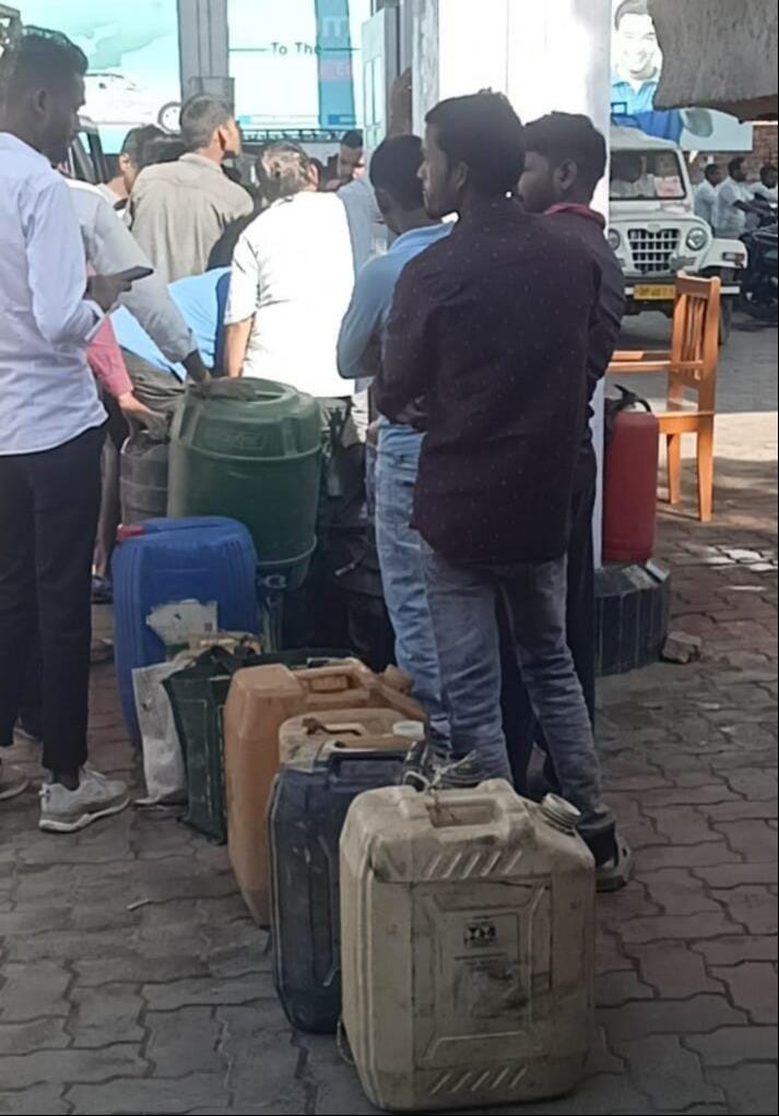 इकौना में पेट्रोल पंप पर लगी भीड़ इकौना में पेट्रोल पंप पर लगी भीड़