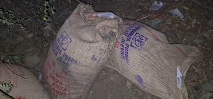 झाड़ियों में सरकारी अनाज की बोरियां ढूढंते पुलिसकर्मी। स्रोत वीडियो ग्रैब