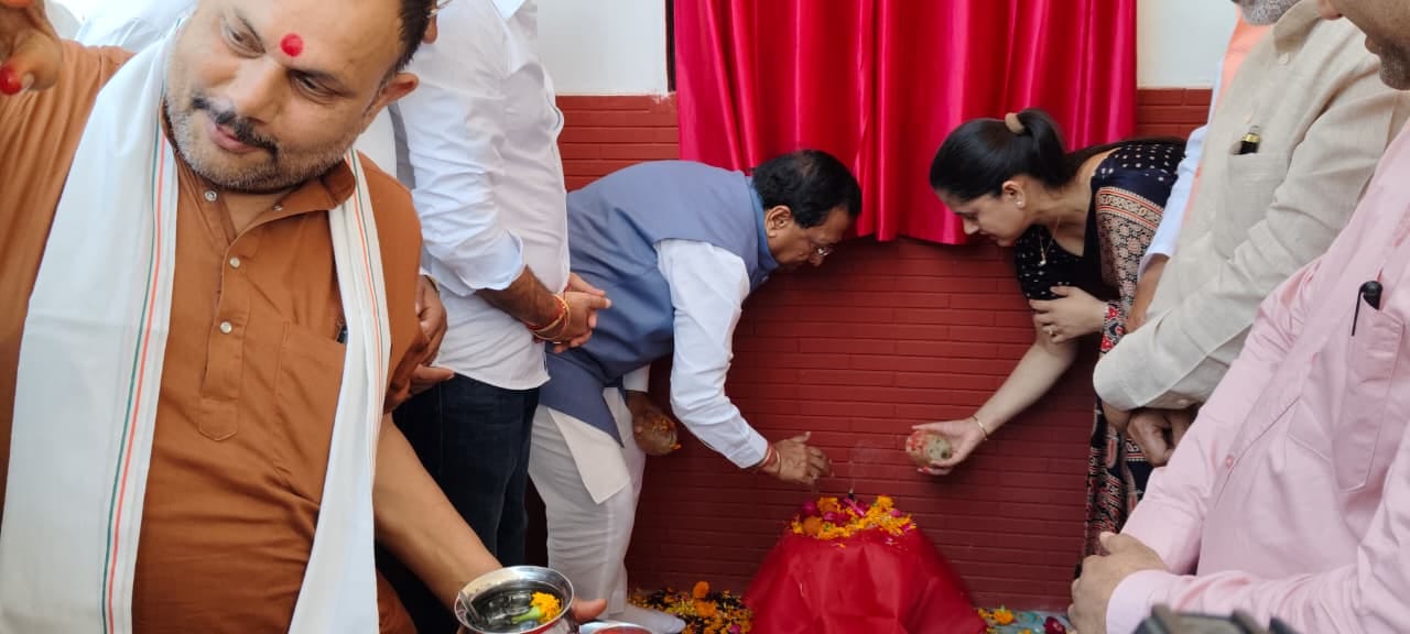 किला पर लाइब्रेरी का शिलान्यास करते शहरी विधायक प्रमोद विज और मेयर कोमल सैनी। स्रोत : कार्यालय