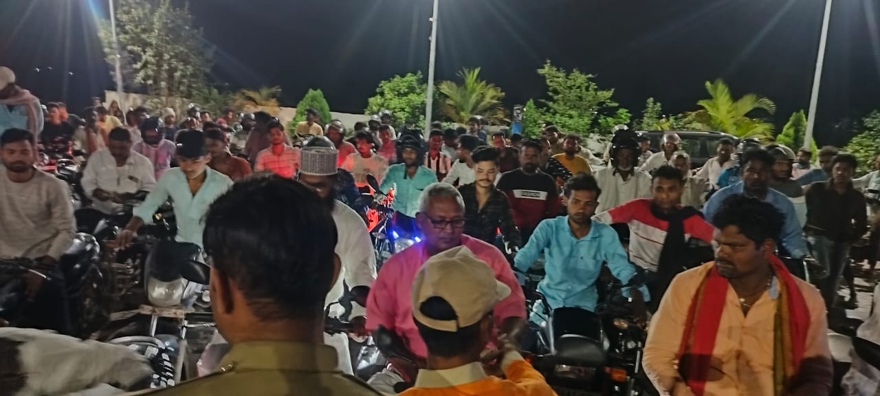 कोल्हुई में गैस न मिलने से उपभोक्ताओं में आक्रोश  गोरखपुर सोनौली मार्ग  जाम कर किया हंगामा।