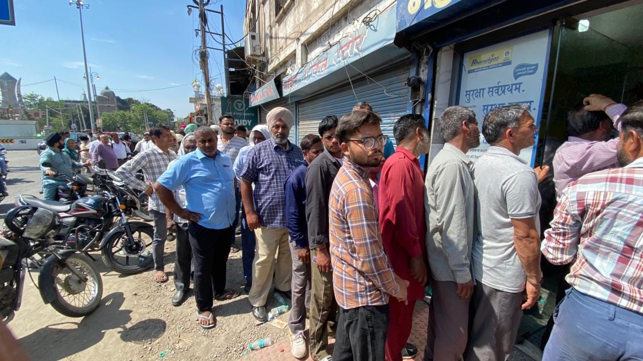 कुरुक्षेत्र। गैस बुंकिग को लेकर एजेंसी के बाहर लाइन में लगे लोग। संवाद कुरुक्षेत्र। गैस बुंकिग को लेकर एजेंसी के बाहर लाइन में लगे लोग। संवाद