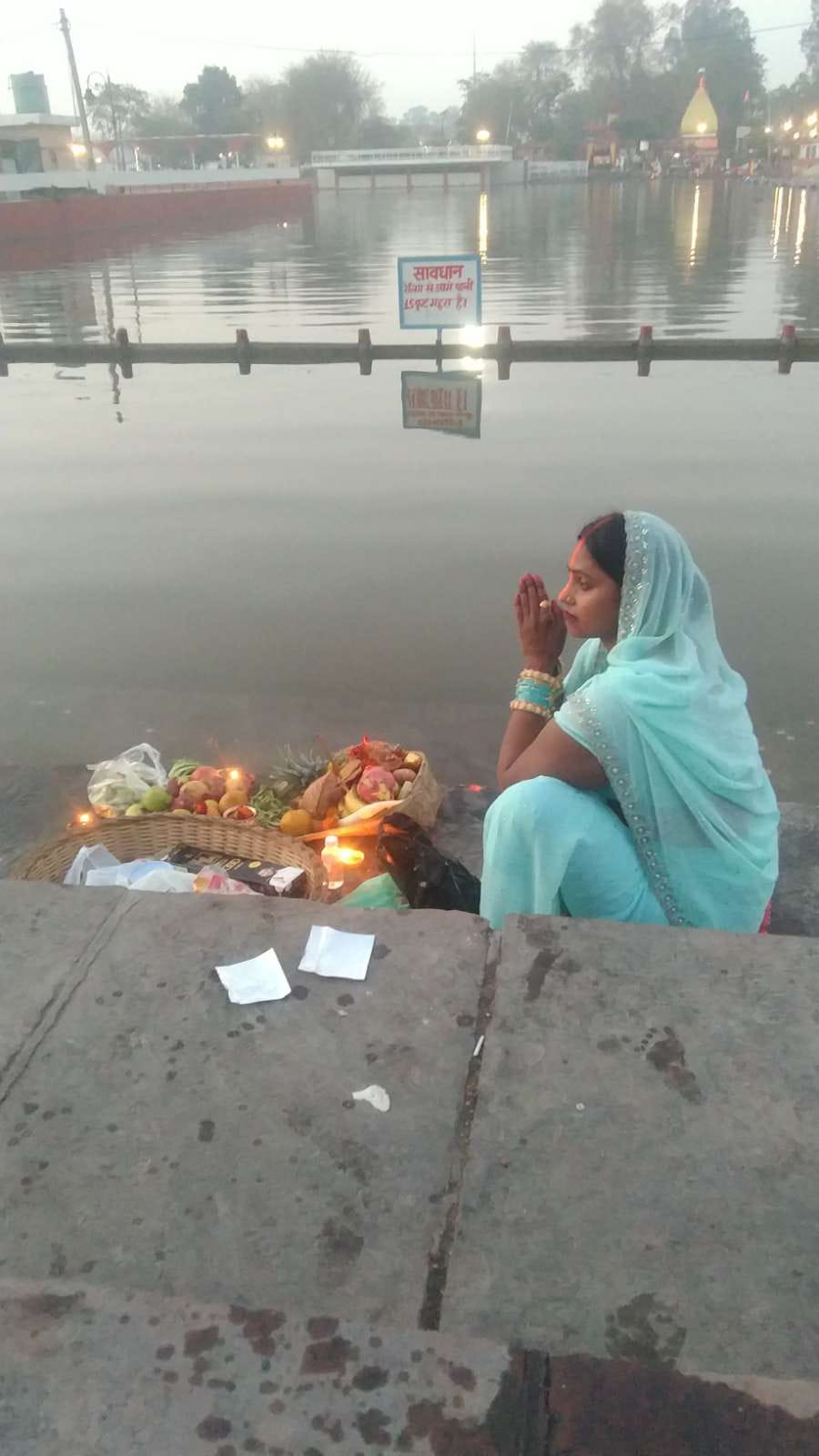 कुरुक्षेत्र। सूर्य  को अर्घ्य देने के बाद सिंदूर लगाती महिलाएं। संवाद