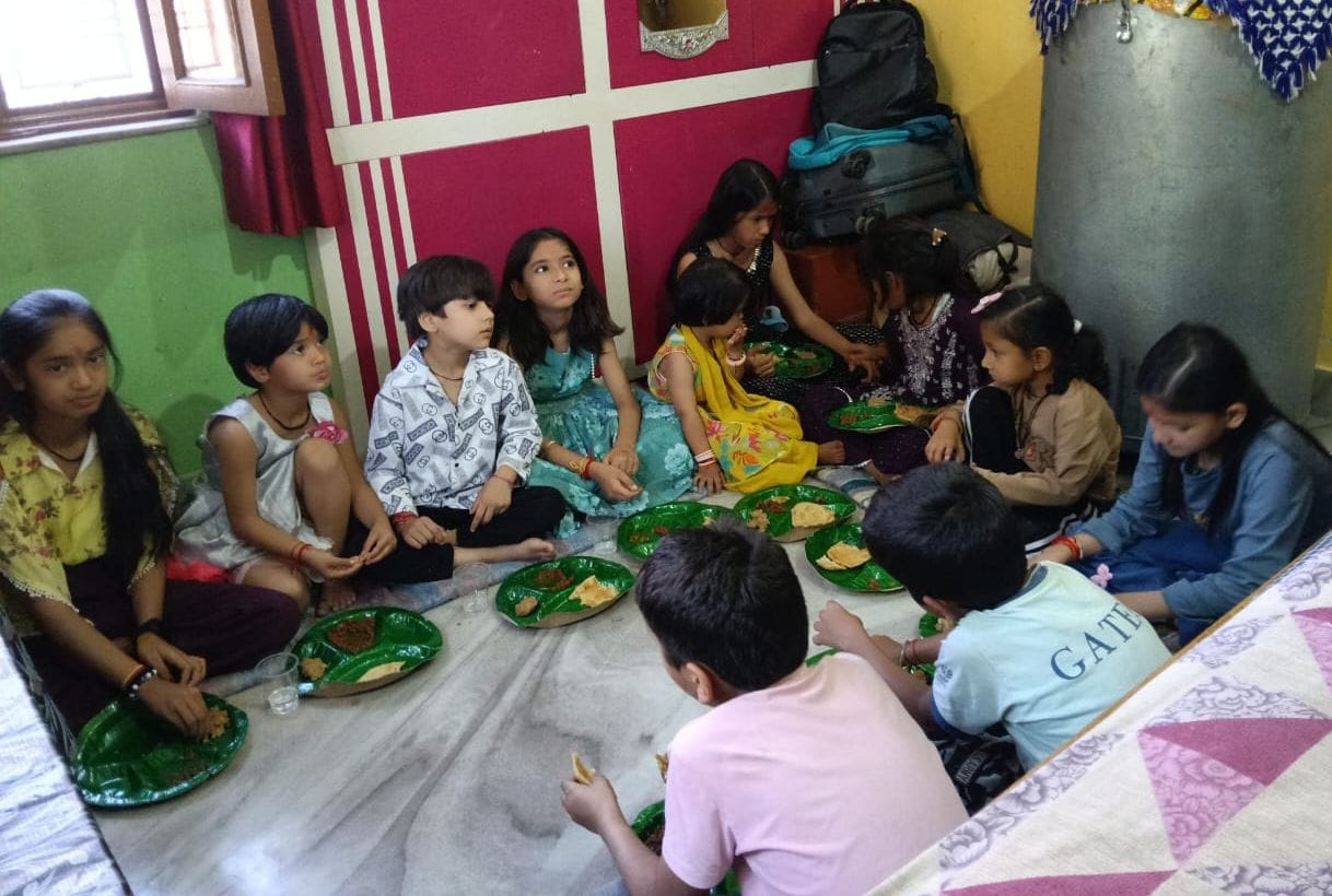 कोटद्वार के सुखरो देवी मंदिर में रामनवमी के मौके पर आयोजित हवन में पूर्णाहुति डालते मंदिर समिति