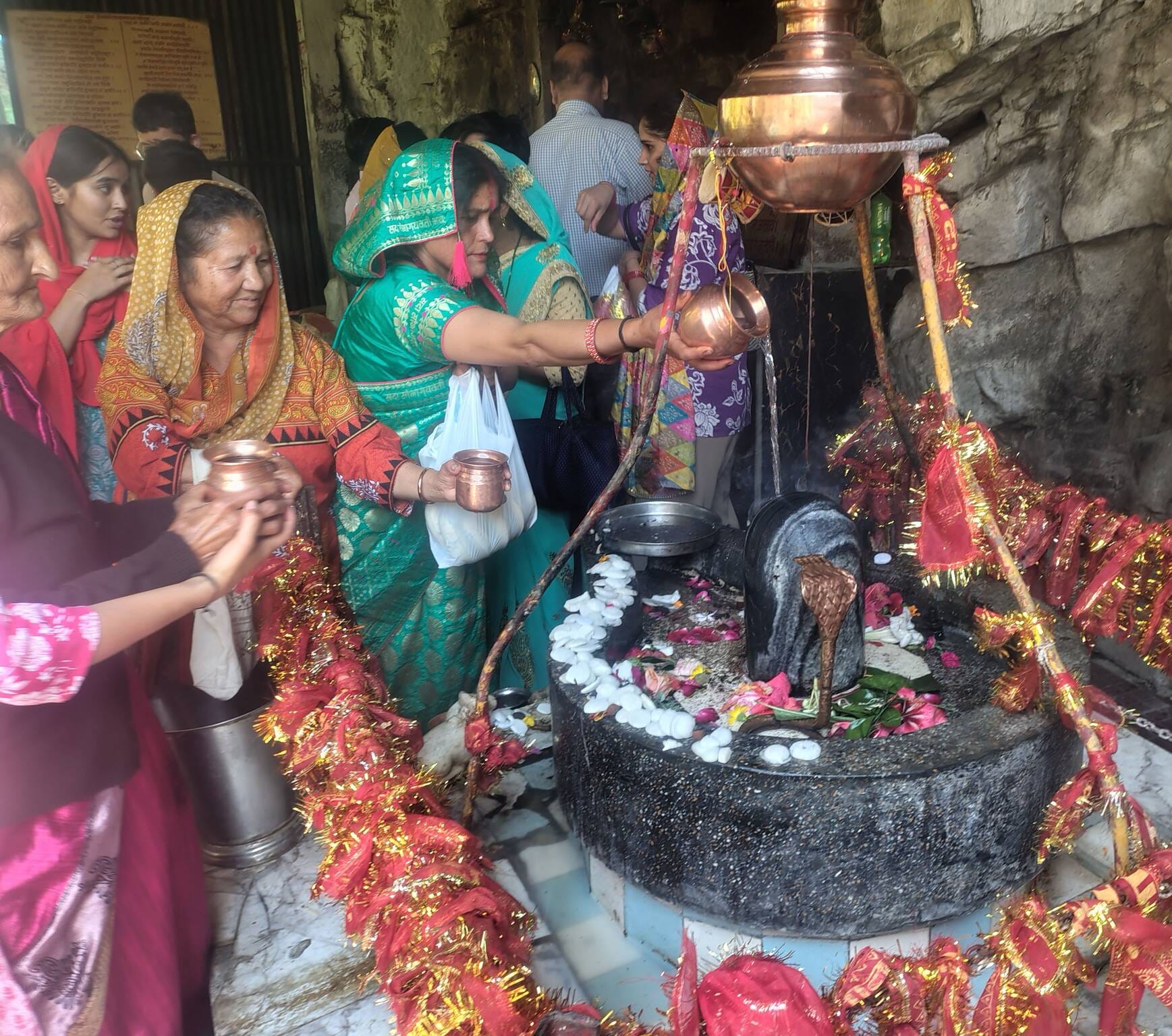 कोटद्वार के सुखरो देवी मंदिर में रामनवमी के मौके पर आयोजित हवन में पूर्णाहुति डालते मंदिर समिति