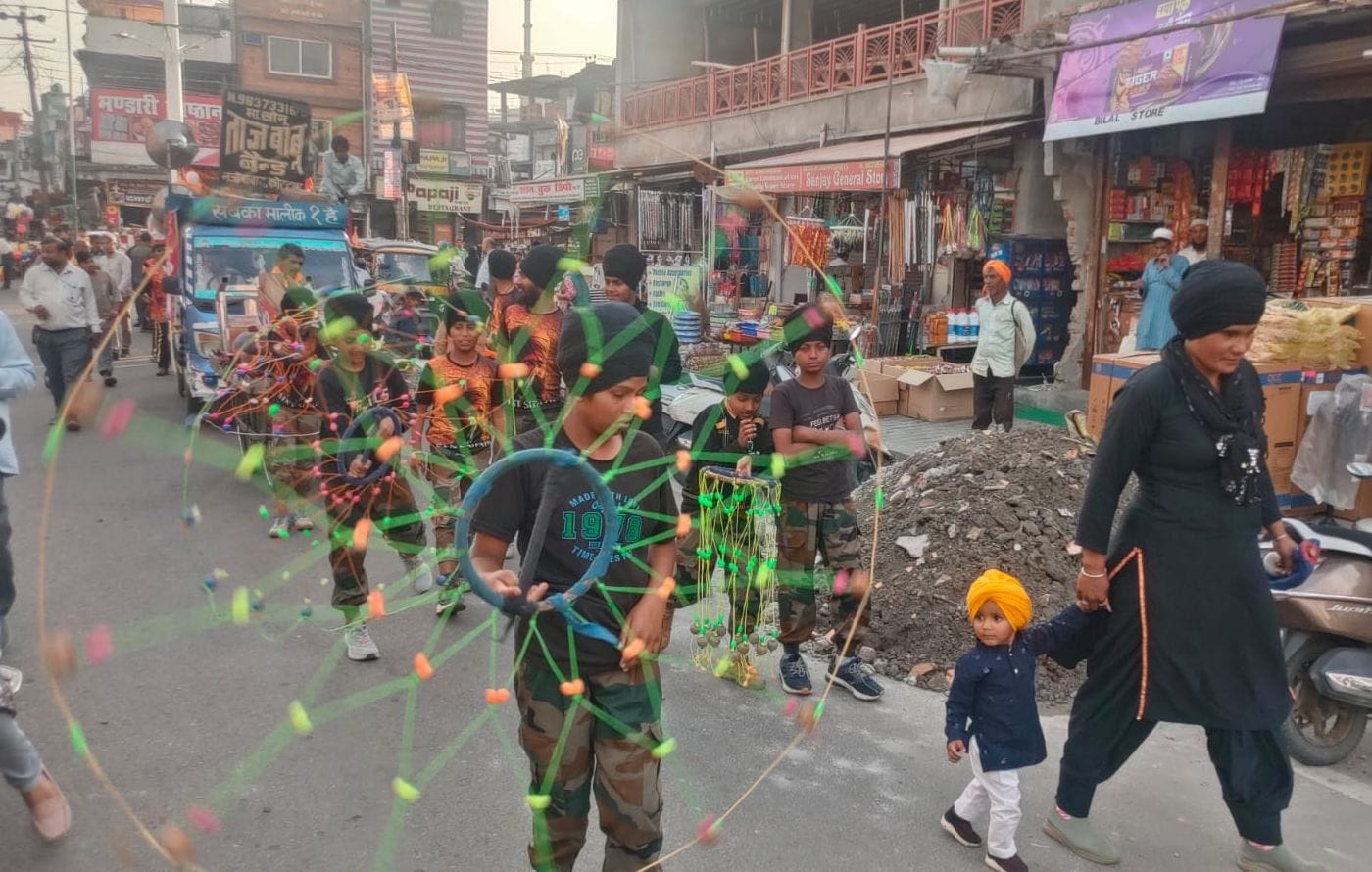 कोटद्वार में रामनवमी के मौके पर निकली रामडोल शोभायात्रा का उद्घाटन करते लैंसडौन के विधायक महंत 