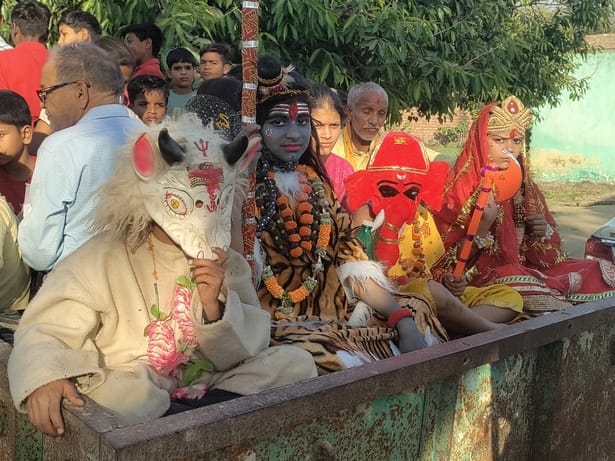 खुटार के पंथवारी मंदिर पर कथा सुनाती उपासना शास्त्री। संवाद