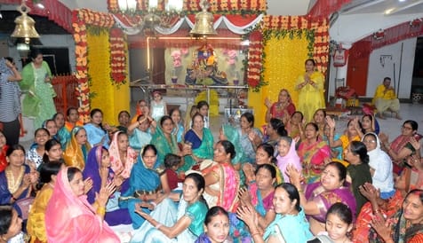 खुटार के पंथवारी मंदिर पर कथा सुनाती उपासना शास्त्री। संवाद