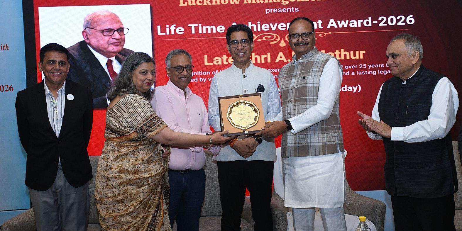 लखनऊ मैनेजमेंट एसोसिएशन के सम्मान समारोह में डिप्टी सीएम हुए शामिल। लखनऊ मैनेजमेंट एसोसिएशन के सम्मान समारोह में डिप्टी सीएम हुए शामिल।