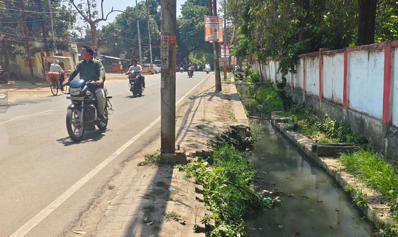 मोहल्ला नई बस्ती में बिना पुलिया पर रेलिंग के खुला बउ़ा और गहरा नाला। संवाद मोहल्ला नई बस्ती में बिना पुलिया पर रेलिंग के खुला बउ़ा और गहरा नाला। संवाद