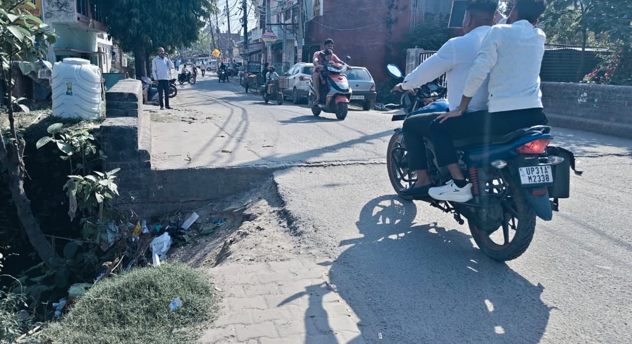 मोहल्ला नई बस्ती में बिना पुलिया पर रेलिंग के खुला बउ़ा और गहरा नाला। संवाद मोहल्ला नई बस्ती में बिना पुलिया पर रेलिंग के खुला बउ़ा और गहरा नाला। संवाद