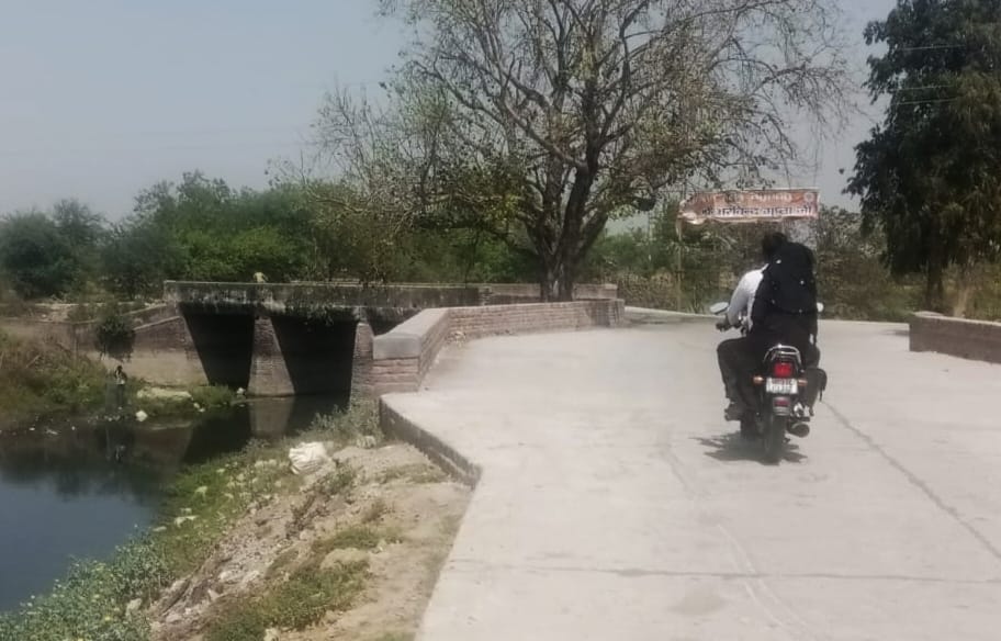 मोहल्ला नई बस्ती में बिना पुलिया पर रेलिंग के खुला बउ़ा और गहरा नाला। संवाद मोहल्ला नई बस्ती में बिना पुलिया पर रेलिंग के खुला बउ़ा और गहरा नाला। संवाद