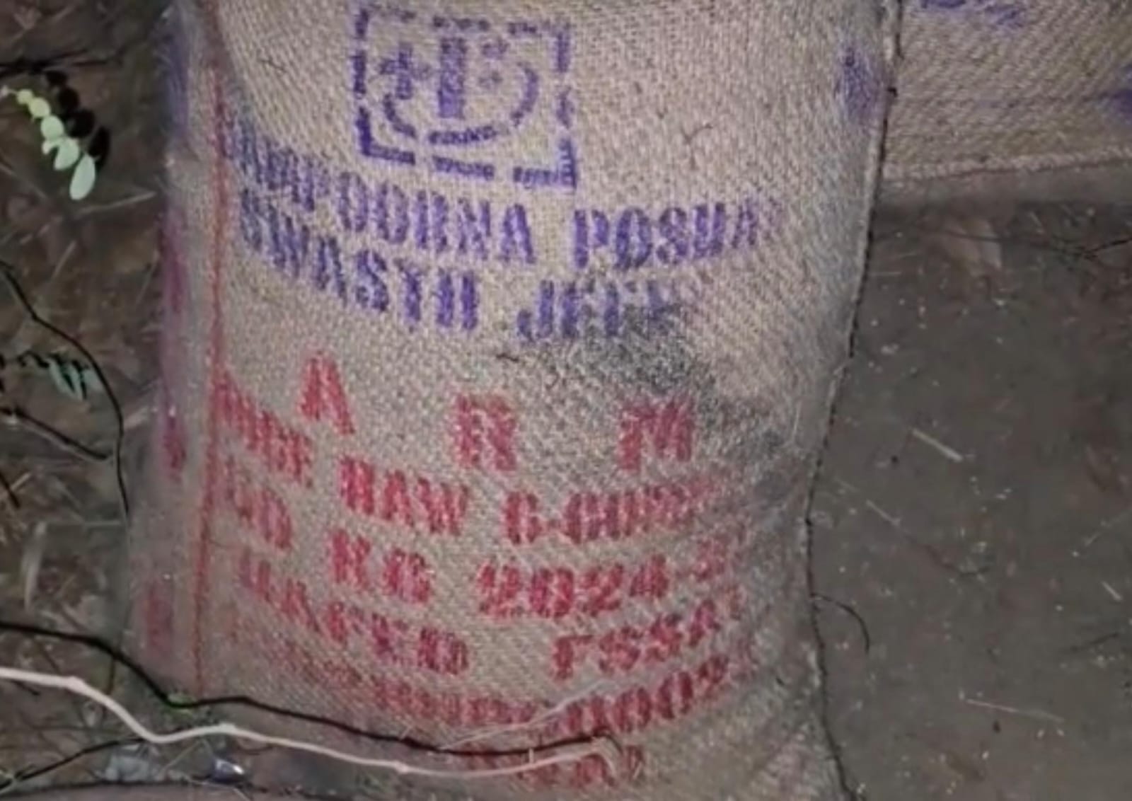 मोदीनगर रोड पर बोरो की जांच करती पुलिस टीम। संवाद मोदीनगर रोड पर बोरो की जांच करती पुलिस टीम। संवाद